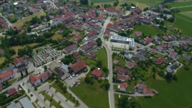 Almanya 'da Bavyera' da bir şehrin havadan görünüşü. Baharda güneşli bir öğleden sonra.