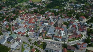 Almanya 'da Waldkirchen şehrinin etrafındaki hava manzarası, baharda güneşli bir öğleden sonra Bavyera....