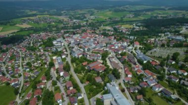 Almanya 'da Waldkirchen şehrinin etrafındaki hava manzarası, baharda güneşli bir öğleden sonra Bavyera....
