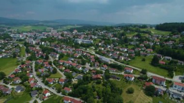 Almanya 'da Waldkirchen şehrinin etrafındaki hava manzarası, baharda güneşli bir öğleden sonra Bavyera....