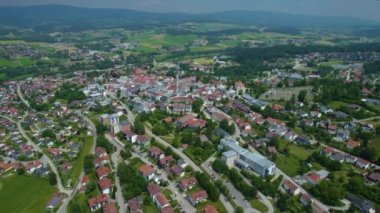 Almanya 'da Waldkirchen şehrinin etrafındaki hava manzarası, baharda güneşli bir öğleden sonra Bavyera....