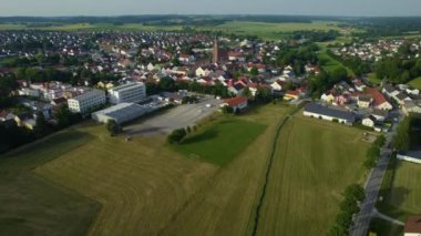 Almanya 'da Bavyera' da bir şehrin havadan görünüşü. Baharda güneşli bir öğleden sonra.