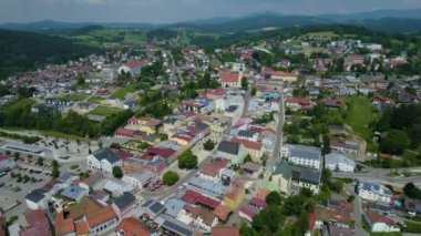 Almanya 'da Bavyera' da bir şehrin havadan görünüşü. Baharda güneşli bir öğleden sonra.