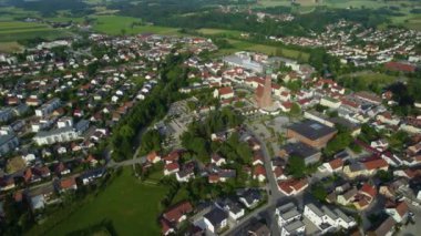 Almanya 'da Bavyera' da bir şehrin havadan görünüşü. Baharda güneşli bir öğleden sonra.