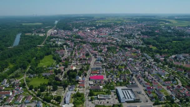 ドイツ バイエルン州の都市Guenzburgの空中ビュー晴れた正午春の日 — ストック動画