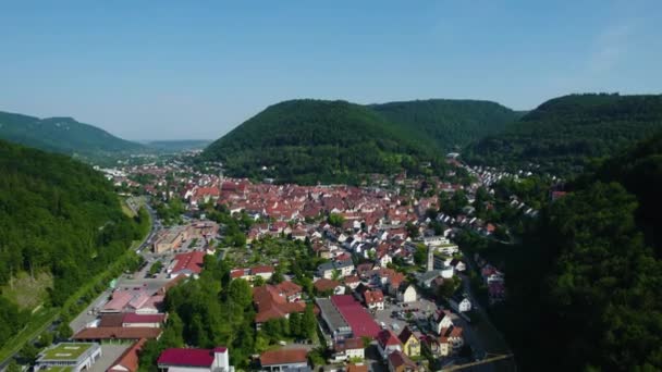 Luftaufnahme Der Altstadt Von Bad Urach Deutschland Einem Sonnigen Morgen — Stockvideo