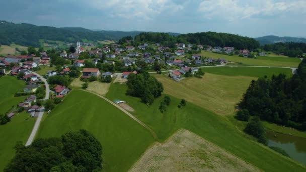 Αεροφωτογραφία Γύρω Από Χωριό Kumreut Στη Γερμανία Βαυαρία Ένα Ηλιόλουστο — Αρχείο Βίντεο