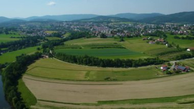 Almanya 'da Viechtach şehrinin etrafındaki hava manzarası, baharda güneşli bir öğleden sonra Bavyera....