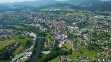 Almanya 'da Viechtach şehrinin etrafındaki hava manzarası, baharda güneşli bir öğleden sonra Bavyera....