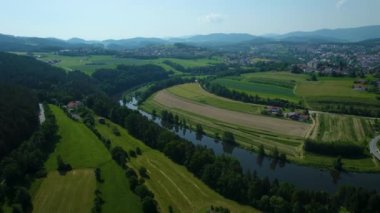 Almanya 'da Viechtach şehrinin etrafındaki hava manzarası, baharda güneşli bir öğleden sonra Bavyera....