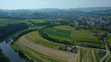 Almanya 'da Viechtach şehrinin etrafındaki hava manzarası, baharda güneşli bir öğleden sonra Bavyera....