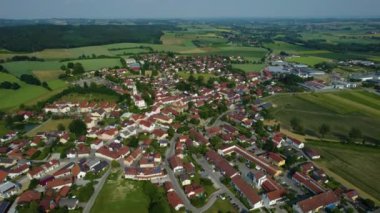 Almanya 'da Bad Birnbach şehri etrafındaki hava manzarası, güneşli bir bahar öğleden sonrasında Bavyera..