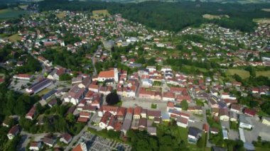 Almanya 'daki Bad Griesbach şehri etrafındaki hava manzarası baharda güneşli bir öğleden sonra Bavyera.