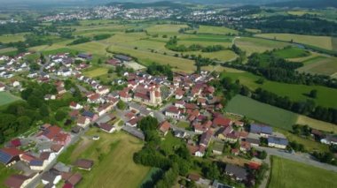 Almanya 'daki Chammuenster köyünün hava manzarası, baharda güneşli bir günde Bavyera