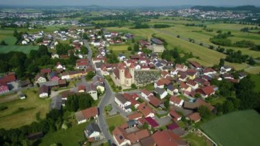 Almanya 'daki Chammuenster köyünün hava manzarası, baharda güneşli bir günde Bavyera