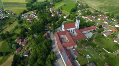 Almanya 'daki Asbach Kloster manastırı etrafındaki hava manzarası, güneşli bir bahar öğleden sonrasında Bavyera..