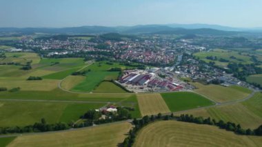 Almanya 'daki Cham şehrinin havadan görünüşü, baharda güneşli bir günde Bavyera