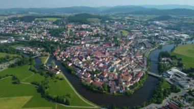Almanya 'da şehrin havadan görünüşü, baharda güneşli bir öğleden sonra Bavyera.
