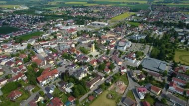 Şehrin etrafındaki hava manzarası Almanya 'da Pocking ilkbaharda güneşli bir öğleden sonra Bavyera.
