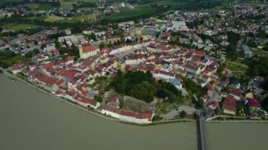 Baharın güneşli bir gününde Avusturya 'nın eski Schaerding kasabasının etrafındaki hava manzarası.