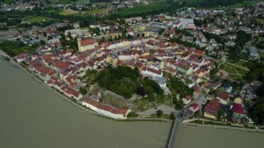 Baharın güneşli bir gününde Avusturya 'nın eski Schaerding kasabasının etrafındaki hava manzarası.