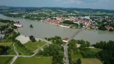 Baharın güneşli bir gününde Avusturya 'nın eski Schaerding kasabasının etrafındaki hava manzarası.