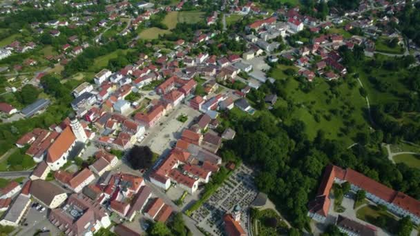 Luftaufnahme der Stadt Bad Griesbach in Bayern an einem sonnigen Nachmittag im Frühling.