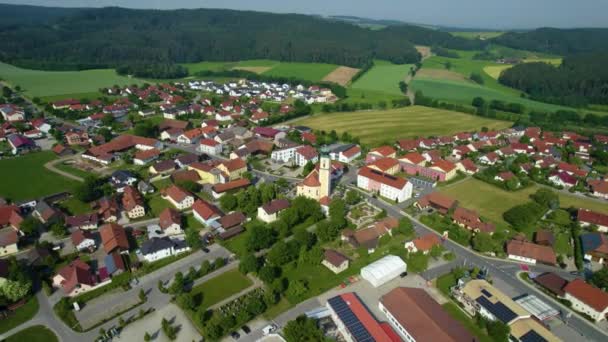 春の晴れた日の午後にバイエルン州 ドイツの村Schorndorf周辺の空中ビュー — ストック動画