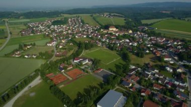 Almanya 'da Steinach şehrinin havadan görünüşü, güneşli bir bahar sabahı Bavyera..