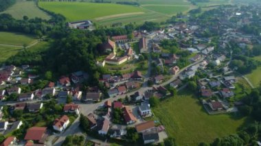 Almanya 'da Steinach şehrinin havadan görünüşü, güneşli bir bahar sabahı Bavyera..