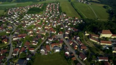 Almanya 'da Steinach şehrinin havadan görünüşü, güneşli bir bahar sabahı Bavyera..