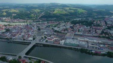 Almanya 'da Passau şehrinin etrafındaki hava manzarası, güneşli bir bahar öğleden sonrasında Bavyera..