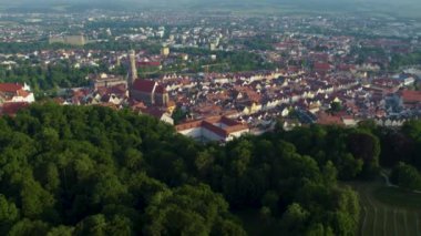  Baharın güneşli bir sabahında Almanya 'nın eski Landshut kasabası, Bavyera çevresindeki hava manzarası..