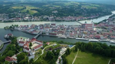 Almanya 'da Passau şehrinin etrafındaki hava manzarası, güneşli bir bahar öğleden sonrasında Bavyera..