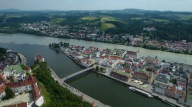 Almanya 'da Passau şehrinin etrafındaki hava manzarası, güneşli bir bahar öğleden sonrasında Bavyera..