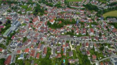 Almanya 'da şehrin havadan görünüşü, baharda güneşli bir öğleden sonra Bavyera.