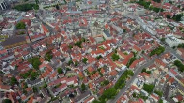 Almanya 'nın Augsburg şehrinin havadan görünüşü, güneşli bir bahar gününde Bavyera.