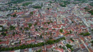 Almanya 'nın Augsburg şehrinin havadan görünüşü, güneşli bir bahar gününde Bavyera.