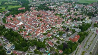 Almanya 'nın Friedberg kentinin havadan görünüşü güneşli bir bahar gününde Bavyera.