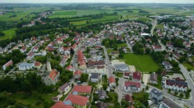 Baharda güneşli bir öğleden sonra Bavyera 'da, Almanya' da bir şehrin havadan görünüşü..