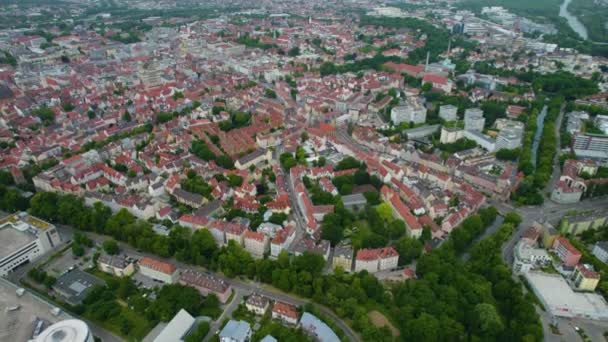 日当たりの良い春の日にドイツ バイエルン州の都市アウクスブルクの旧市街の空中ビュー — ストック動画