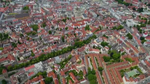 日当たりの良い春の日にドイツ バイエルン州の都市アウクスブルクの旧市街の空中ビュー — ストック動画