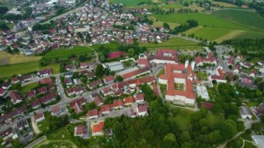 Almanya 'da Siechhusern şehri ve manastırı çevreleyen hava manzarası, baharda güneşli bir öğleden sonra Bavyera.