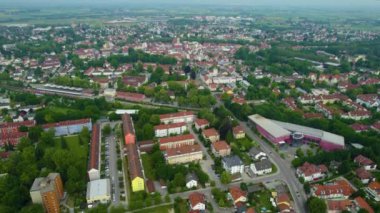 Baharda güneşli bir öğleden sonra Bavyera 'da, Almanya' da bir şehrin havadan görünüşü..