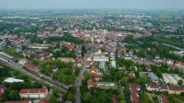 Baharda güneşli bir öğleden sonra Bavyera 'da, Almanya' da bir şehrin havadan görünüşü..