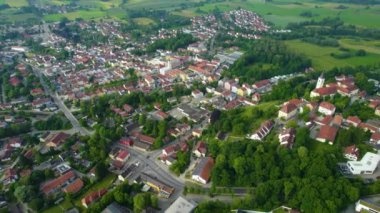 Baharda güneşli bir öğleden sonra Bavyera 'da, Almanya' da bir şehrin havadan görünüşü..