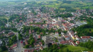 Baharda güneşli bir öğleden sonra Bavyera 'da, Almanya' da bir şehrin havadan görünüşü..