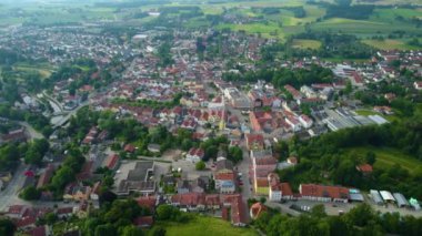 Baharda güneşli bir öğleden sonra Bavyera 'da, Almanya' da bir şehrin havadan görünüşü..