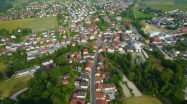 Baharda güneşli bir öğleden sonra Bavyera 'da, Almanya' da bir şehrin havadan görünüşü..