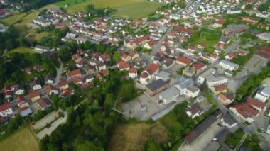 Baharda güneşli bir öğleden sonra Bavyera 'da, Almanya' da bir şehrin havadan görünüşü..